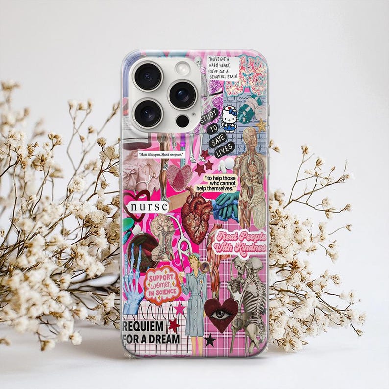 Puede incluir: Funda transparente para tel&eacute;fono con un dise&ntilde;o de collage con temas m&eacute;dicos. El dise&ntilde;o incluye ilustraciones anat&oacute;micas, corazones y frases como "enfermera", "estudiar para salvar vidas" y "tratar a las personas con amabilidad". La funda tiene un fondo a cuadros rosa y blanco.