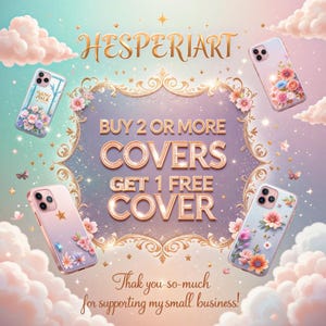 Puede incluir: Anuncio de fundas para tel&eacute;fonos con dise&ntilde;os florales y un marco dorado. El texto dice "COMPRA 2 O M&Aacute;S FUNDAS, OBT&Eacute;N 1 FUNDA GRATIS" y "&iexcl;Muchas gracias por apoyar mi peque&ntilde;a empresa!" El fondo es pastel con nubes.
