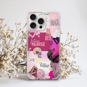 Puede incluir: Funda transparente para tel&eacute;fono con un dise&ntilde;o de collage rosa. El dise&ntilde;o incluye gr&aacute;ficos de tem&aacute;tica m&eacute;dica, texto que dice "future NURSE", "ANGELS WEAR SCRUBS" y "Nursing Student ERA". La funda tiene un recorte para la c&aacute;mara y un fondo floral blanco.