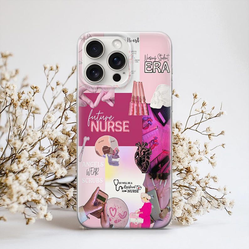 Puede incluir: Funda transparente para tel&eacute;fono con un dise&ntilde;o de collage rosa. El dise&ntilde;o incluye gr&aacute;ficos de tem&aacute;tica m&eacute;dica, texto que dice "future NURSE", "ANGELS WEAR SCRUBS" y "Nursing Student ERA". La funda tiene un recorte para la c&aacute;mara y un fondo floral blanco.