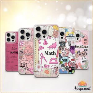 Op de afbeelding: Een verzameling van vijf telefoonhoesjes met roze en witte ontwerpen. Elk hoesje heeft wiskundige afbeeldingen, waaronder formules, rekenmachines en geometrische vormen. De tekst "I love MATHS" en "Math" is zichtbaar.