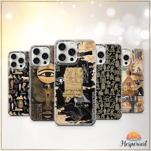 Può includere: Una collezione di custodie per telefoni con disegni dell'antico Egitto. Le custodie presentano geroglifici, faraoni e altri simboli egizi in oro e nero. Le custodie sono disposte in fila, mostrando la varietà di design disponibili.