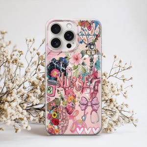 Puede incluir: Funda de tel&eacute;fono rosa con tem&aacute;tica m&eacute;dica, con estetoscopio, flores y cerebro. La palabra "NURSE" se muestra de forma destacada. El dise&ntilde;o incluye un frasco de medicamentos y otros elementos m&eacute;dicos. El borde es transparente.
