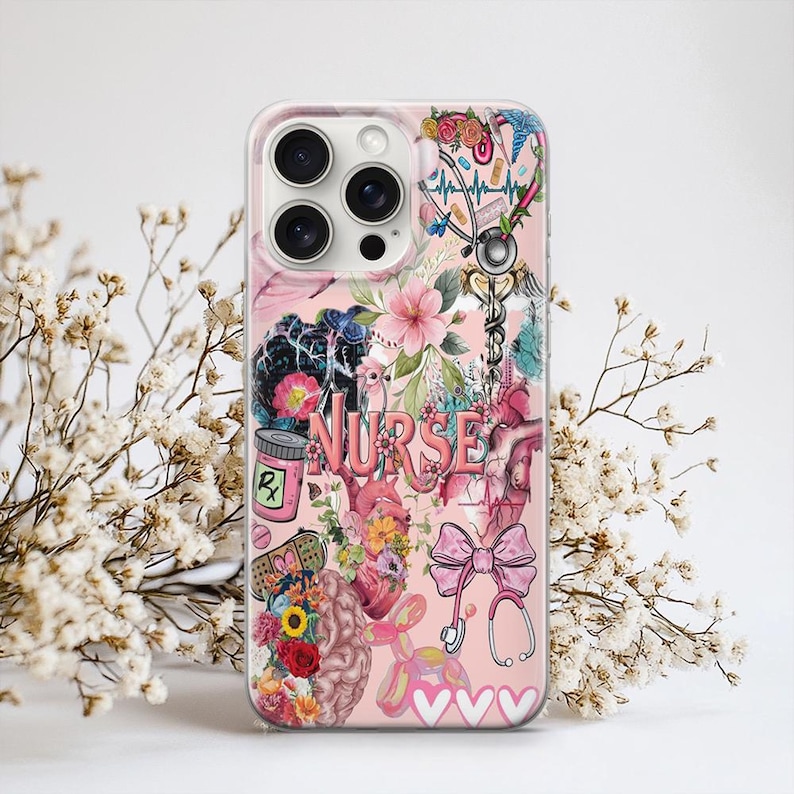 Puede incluir: Funda de tel&eacute;fono rosa con tem&aacute;tica m&eacute;dica, con estetoscopio, flores y cerebro. La palabra "NURSE" se muestra de forma destacada. El dise&ntilde;o incluye un frasco de medicamentos y otros elementos m&eacute;dicos. El borde es transparente.