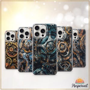 Puede incluir: Una colección de fundas para teléfonos con un diseño de estilo steampunk. Las fundas muestran intrincados engranajes y componentes mecánicos en tonos dorados, bronce y verde azulado. Las fundas están dispuestas en fila, mostrando la obra de arte detallada.