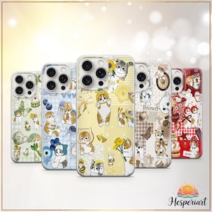 Peut inclure: Cinq coques de téléphone avec des motifs de chats. Chaque coque présente un motif différent, notamment des chats avec des fleurs, des myrtilles et d'autres illustrations mignonnes. Les coques ont une bordure transparente et sont probablement pour un smartphone.
