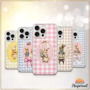 Pode incluir: Uma coleção de capas de telemóvel com ilustrações de coelhos da Páscoa. Cada capa tem um design diferente, incluindo padrões xadrez e molduras ovais com imagens de coelhos. As capas estão em várias cores, incluindo rosa, azul, amarelo e bege.