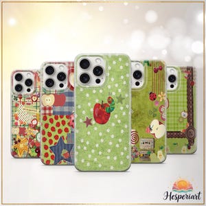 Può includere: Una collezione di cinque custodie per telefono con design patchwork colorati. Ogni custodia presenta motivi unici, tra cui mele, stelle, coccinelle e quadri. Le custodie sono in varie tonalità di verde, rosso e blu.