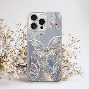 Puede incluir: Funda transparente para tel&eacute;fono con dise&ntilde;o de mariposas. La funda presenta m&uacute;ltiples mariposas en color oro rosa met&aacute;lico, sobre un fondo texturizado azul claro y gris. Tambi&eacute;n hay peque&ntilde;os detalles de estrellas.