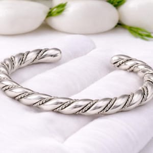 Bracciale rigido in corda d'argento sterling • Bracciale rigido aperto intrecciato