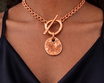 Halsband med hamrad skiva i roséguld, moderna, grova kedjor i statement-stil