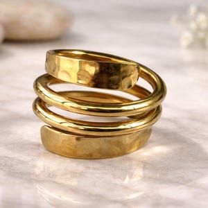 Bague wrap en laiton martelé, bijoux tendance bohème réglable en or, bague au design unique, bague pour femme, belle bague unisexe, bague spéciale saine