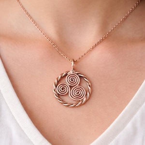 Keltiskt spiralhalsband i koppar | Handgjort triskelionhänge | Spirituella kopparsmycken | Boho minimalistiskt halsband | Present till henne bild 2