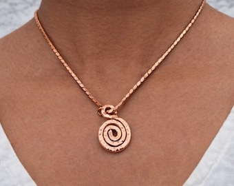 Handgjort halsband med spiralhänge i koppar | Minimalistiska bohemiska smycken