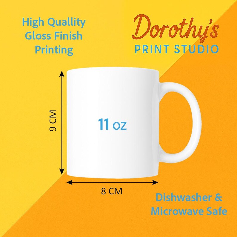 Op de afbeelding: Een witte keramische mok van 11 oz, met een hoogte van 9 cm en een breedte van 8 cm. De mok heeft de tekst "11 oz" en is voorzien van het label "Vaatwasser & Magnetronbestendig". De mok is van Dorothy's Print Studio.