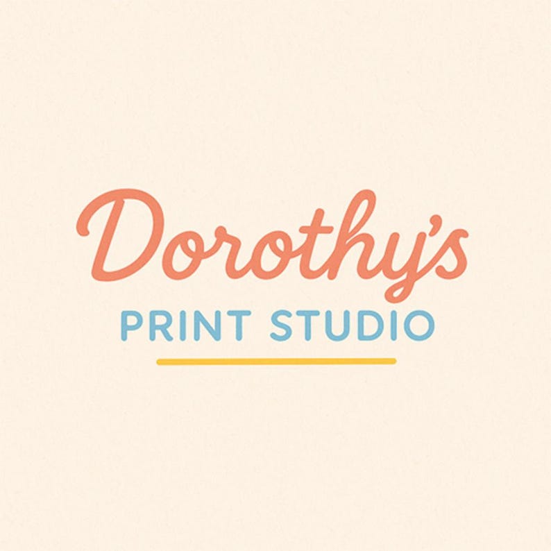 Op de afbeelding: Een logo voor "Dorothy's Print Studio" in een speelse, handgeschreven stijl. Het woord "Dorothy's" is koraal, met "PRINT STUDIO" in lichtblauw, en een gele lijn onderstreept de tekst, alles op een cr&egrave;mekleurige achtergrond.