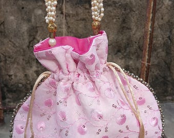 Bolsa potli bordada en rosa: recuerdo de boda indio con asa de perla