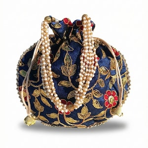 Peut inclure: Un sac bleu marine à cordon de serrage avec broderie florale dorée, des accents de fleurs rouges et une poignée perlée. Le sac est bordé de perles dorées et possède des glands dorés.