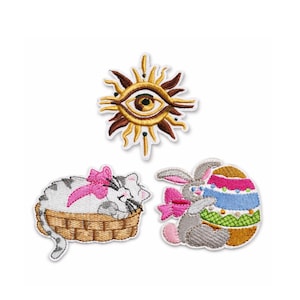 Puede incluir: Parches bordados con un sol con un ojo, un gato durmiendo en una cesta con un lazo rosa y un conejito abrazando un huevo de Pascua decorado. Los parches son coloridos y detallados, adecuados para diversos proyectos de manualidades.