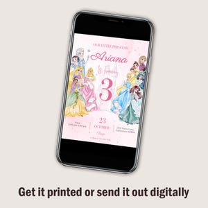 Puede incluir: Un tel&eacute;fono inteligente muestra una invitaci&oacute;n de cumplea&ntilde;os rosa con ilustraciones de princesas. La invitaci&oacute;n dice "Ariana cumple 3" con la fecha y la hora. La parte inferior del tel&eacute;fono muestra el texto "Impr&iacute;melo o env&iacute;alo digitalmente."