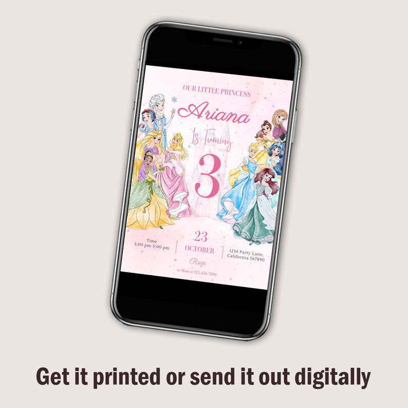 Puede incluir: Un tel&eacute;fono inteligente muestra una invitaci&oacute;n de cumplea&ntilde;os rosa con ilustraciones de princesas. La invitaci&oacute;n dice "Ariana cumple 3" con la fecha y la hora. La parte inferior del tel&eacute;fono muestra el texto "Impr&iacute;melo o env&iacute;alo digitalmente."