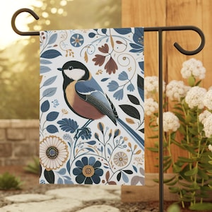 Bandiera da giardino Chickadee: decorazione floreale con uccelli, casa primaverile ed estiva