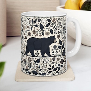 Blumenschwarzbär-Keramikkaffeetasse: Skandinavisches Volkskunst-Design