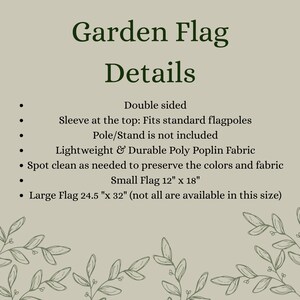 Puede incluir: Fondo beige con el texto "Garden Flag Details" en verde oscuro. Detalles: doble cara, funda en la parte superior, tejido ligero de polipropileno y tama&ntilde;os de bandera de 30,48 cm x 45,72 cm y 62,23 cm x 81,28 cm. Ilustraciones de hojas decorativas en las esquinas.