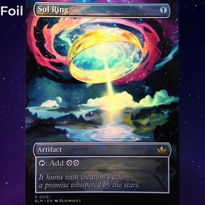 Op de afbeelding: Een foil Sol Ring kaart met een kosmisch ontwerp. De kaart toont een gouden ring met helder licht, tegen een achtergrond van een kleurrijke nevel en een sterrenhemel. De tekst "Sol Ring" is zichtbaar.