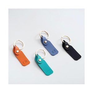 Llavero de cuero grabado, llavero con inicial personalizado, regalo minimalista para él o ella, accesorio de cuero personalizado para uso diario.