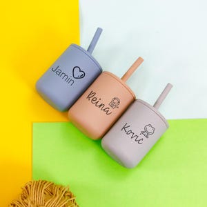 Copo de silicone personalizado com canudo, copo de bebê com nome gravado, copo de treinamento para bebês, presente de chá de bebê ou aniversário