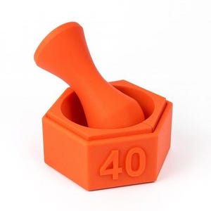 Könnte beinhalten: Ein orangefarbenes Mörser- und Stößel-Set. Der Stößel hat eine ausgestellte Form, und der Mörser hat eine sechseckige Form mit der Zahl "40" auf einer Seite. Das Set besteht aus einem einfarbigen orangen Material.