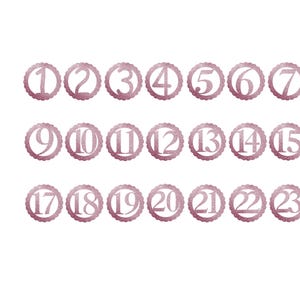 Könnte beinhalten: Eine Sammlung von vierundzwanzig rosa glitzernden Zahlenkreisen, jeder mit einem gewellten Rand. Die Zahlen 1 bis 24 werden in einer gut lesbaren Schriftart angezeigt. Das Bild enthält auch Text, der Dateiformate angibt: SVG, DXF, PNG und EPS.
