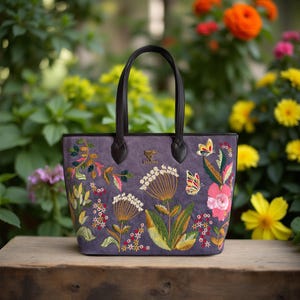 Cabas de créateur pour femme : sac de plage à bandoulière avec broderie botanique sur daim