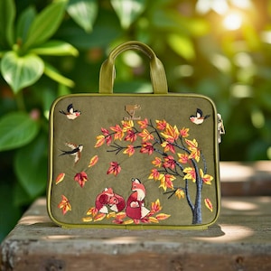 Custodia MacBook ricamata in pelle vegana 13–16 pollici – sleeve laptop elegante