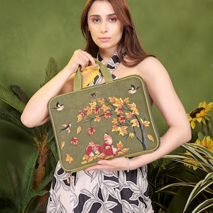 Custodia MacBook ricamata in pelle vegana 13–16 pollici – sleeve laptop elegante