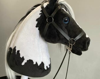 Cavalo de pau preto com manchas brancas - Brinquedo de montar