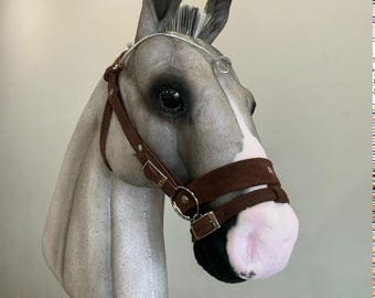 Cavallo a dondolo realistico: regalo a tema equitazione per bambini