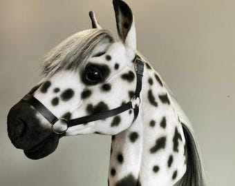 Cavallo a dondolo bianco con macchie nere: peluche saltellante