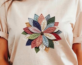 T-shirt matelassé avec fleurs réalistes appliquées - T-shirt botanique, patchwork floral, couleurs confortables