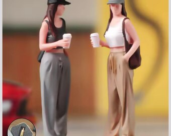 コーヒーを飲むモダンガールのミニチュア | カジュアルな女の子のミニチュアフィギュア | ジオラマやドールハウスの装飾に最適な女の子のシーンフィギュアモデル
