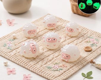 かわいい光る樹脂製羊の置物、ミニ光る羊の置物、ミニ樹脂製羊のミニチュア、妖精の庭用の暗闇で光るミニ羊
