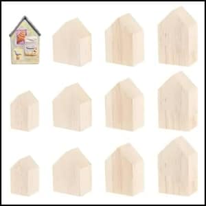 Op de afbeelding: Een verzameling kleine, onafgewerkte houten blokken in de vorm van een huis, perfect voor knutsel- of decoratieprojecten. Eén huis is beschilderd met een kleurrijk ontwerp, de andere zijn effen en tonen de natuurlijke houtnerf. Ideaal voor doe-het-zelf woondecoratie.