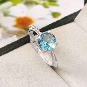 Anillo de topacio azul, anillo de plata de ley 925, anillo hecho a mano, anillo llamativo con engaste de garras, anillo minimalista, regalo de aniversario para ella, anillo de plata.