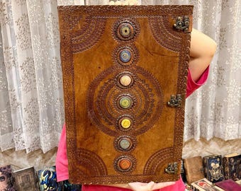 Diario extragrande de cuero de siete piedras hecho a mano, cuaderno con piedras de chakra en relieve