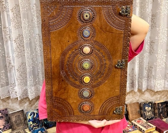 Diario extragrande de cuero de siete piedras hecho a mano, cuaderno con piedras de chakra en relieve