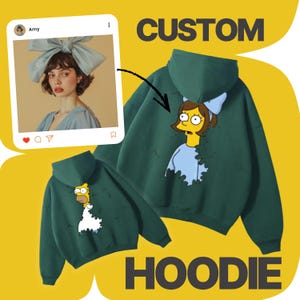 Könnte beinhalten: Dunkelgrüner Custom-Hoodie mit einem Cartoon-Charakter-Design. Das Bild zeigt zwei Hoodies, einer mit einem Charakter auf der Vorderseite und der andere mit einem Charakter auf der Rückseite. Die Wörter "CUSTOM" und "HOODIE" sind groß dargestellt.