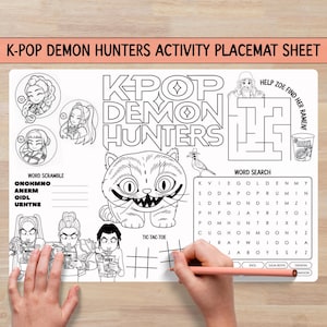 Puede incluir: Un mantel individual de actividades blanco con el texto "K-POP DEMON HUNTERS ACTIVITY PLACEMAT SHEET". El mantel individual presenta rompecabezas de palabras, un laberinto y un juego de tres en raya. Una mano dibuja en la cuadrícula de tres en raya con un lápiz rosa.