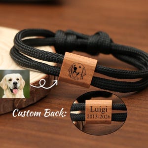 Könnte beinhalten: Schwarzes Seilarmband mit einem quadratischen Holzanhänger mit einem Hundeporträt. Der Anhänger ist mit einem Hundegesicht graviert. Der Text "Custom Back:" ist sichtbar. Ein Accessoire zum Thema Haustiere.