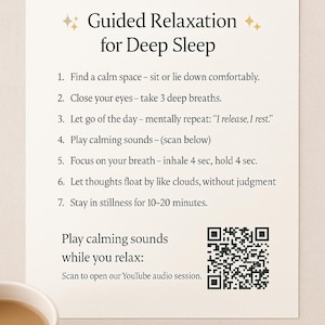 Op de afbeelding: Een crèmekleurige kaart met de tekst "Begeleide ontspanning voor diepe slaap" en ontspanningsinstructies. Bevat een QR-code om te scannen voor een YouTube-audiosessie. Een kopje koffie staat in de linker benedenhoek.